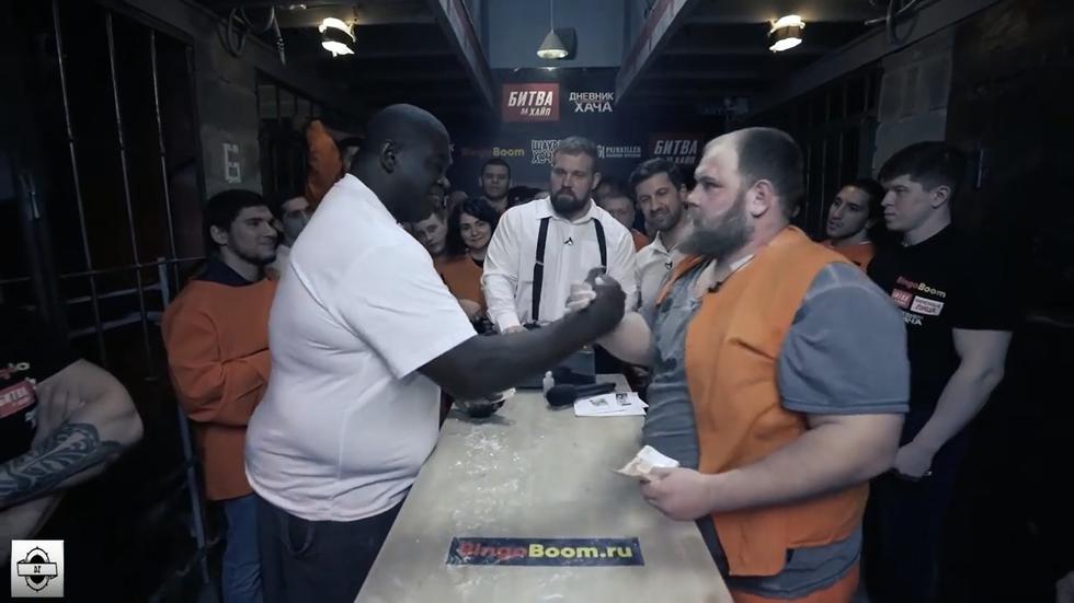 Vasily Kamotsky, campeón mundial de cachetazos, tuvo duro rival en el brasileño Black Papa en una cárcel de Rusia (Captura: Youtube)