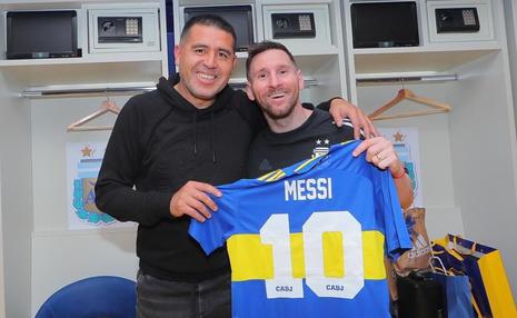 Lionel Messi se luce con la camiseta de Boca Juniors, luego de jugar en La Bombonera
