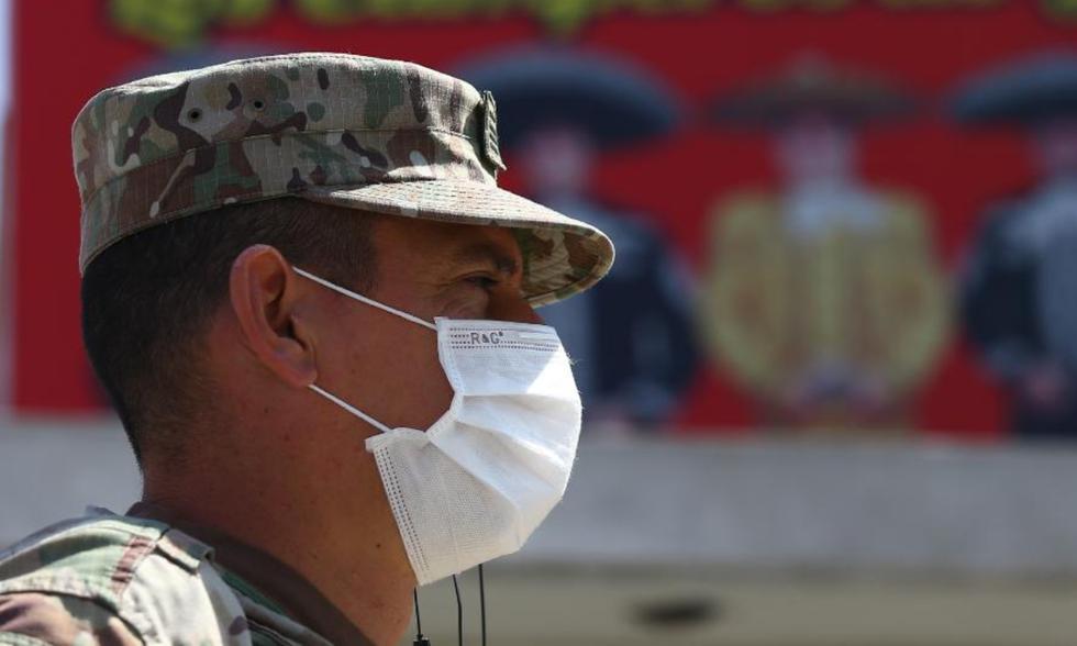 Se multará por no respetar el mínimo de un metro de distancia obligatorio, formar aglomeraciones en los establecimientos y por rehusarse a cumplir con la identificación dispuesta por los miembros de la Policía o de las Fuerzas Armadas.
