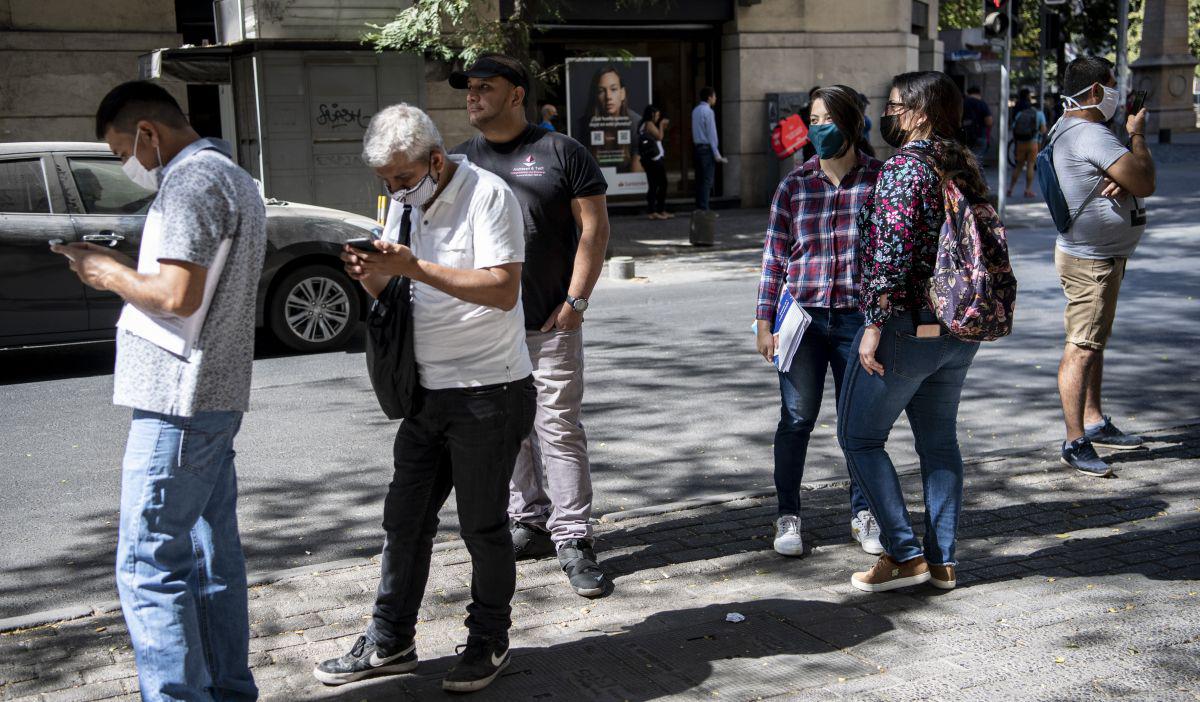 Chile anunció que desde este miércoles su uso será obligatorio en el transporte público. (AFP/MARTIN BERNETTI).