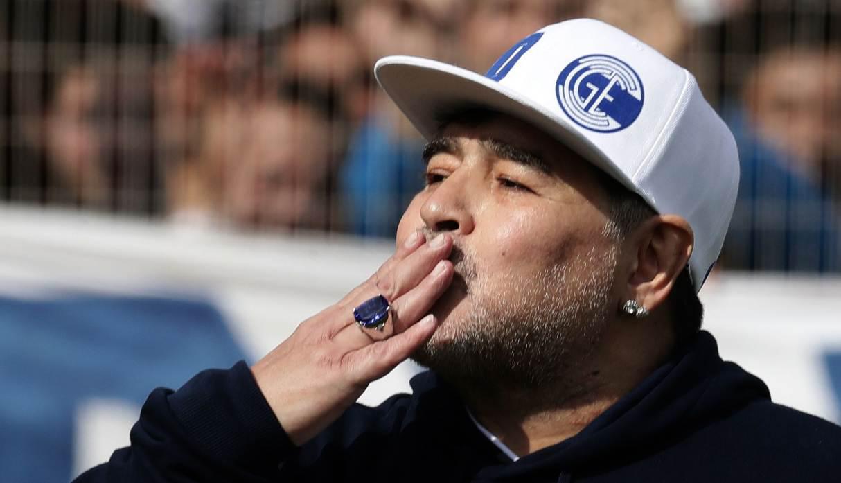 Diego Maradona dona camiseta para barrio vulnerable en Argentina en cuarentena. (Foto: AFP)