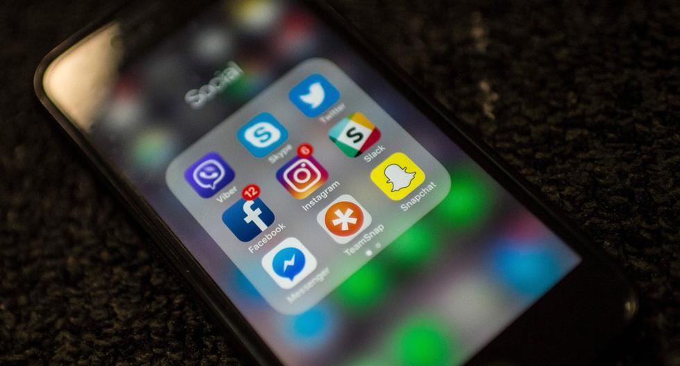 Imagen muestra las redes sociales de Facebook e Instagram en un teléfono. Foto tomada el 21 de marzo de 2018. (AFP / Eric BARADAT).