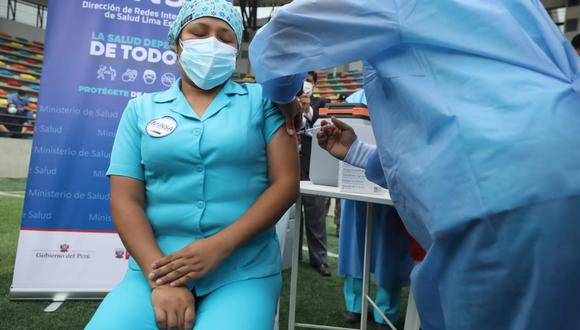 El Minsa dispuso que las primeras dosis contra la pandemia se apliquen al personal de salud que labora en las Unidades de Cuidados Intensivos, de Emergencias y otras áreas con alto nivel de exposición. Foto: Britanie Arroyo / @photo.gec