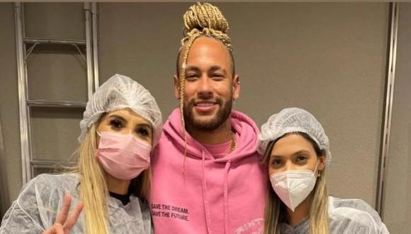 Neymar y las autoras de su nuevo look. (Foto: Instagram @furinhodeouro)