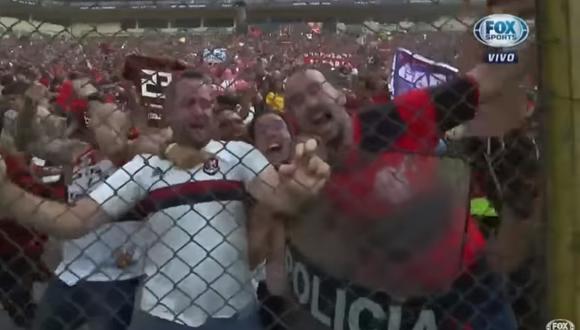 La eufórica celebración de un hincha de Flamengo con el escudo de la PNP | Foto: Captura