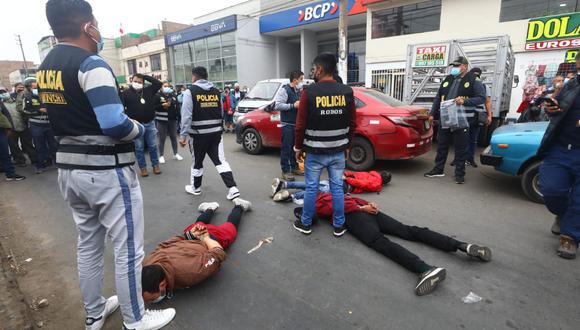 La Policía detuvo a los sujetos antes de que bajaran del vehículo frente a agencias bancarias. (Foto: Gonzalo Córdova / @photo.gec)