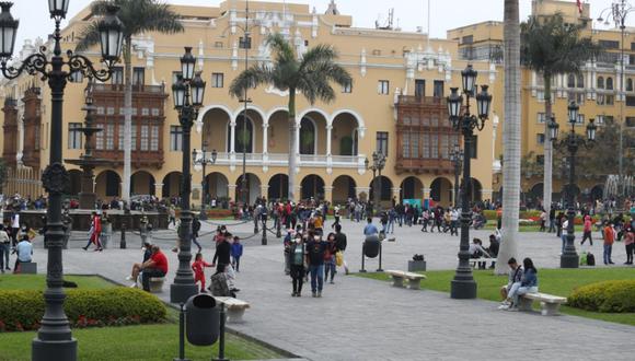 La Plaza de Armas de Lima fue reabierta y en pocas horas las personas la colmaron. (Alessandro Currarino / @photo.gec)