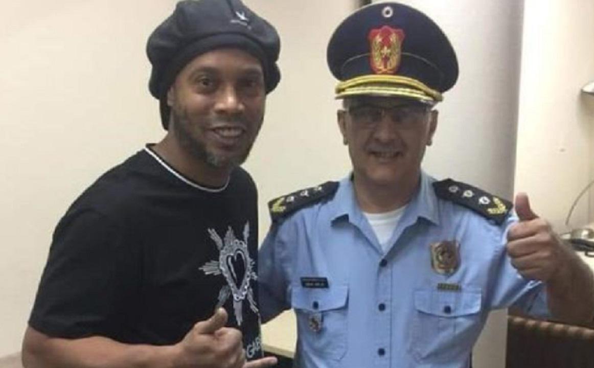 Policías se tomaron fotos con Ronaldinho durante su detención en Paraguay