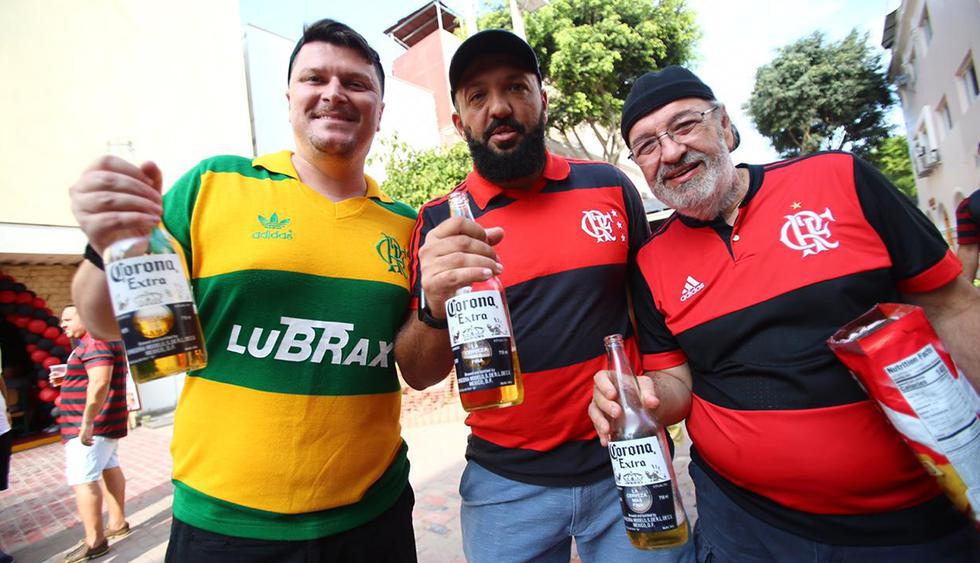 La plantilla del Flamengo partió este miércoles hacia Lima,  animada por miles de hinchas que la acompañaron hasta el aeropuerto de Río de Janeiro. (Foto: Hugo Curotto / GEC)