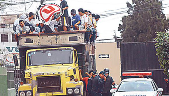 Hinchas aliancistas apedrearon ómnibus que trasladaba integrantes de la Trinchera