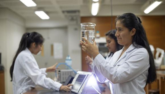 La convocatoria 2021 de Beca Mujeres en Ciencia tiene como objetivo otorgar hasta 150 becas a peruanas que cursan el quinto año de secundaria en 2020 (Foto: Andina)