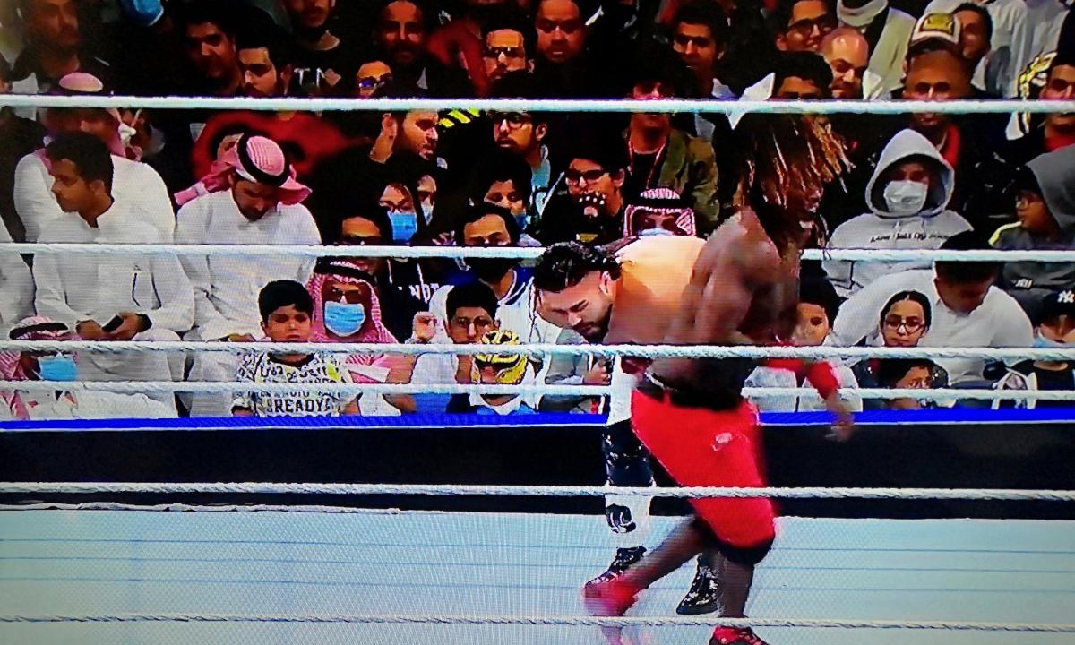 niños y adultos con máscaras van a presenciar el evento por el coronavirus