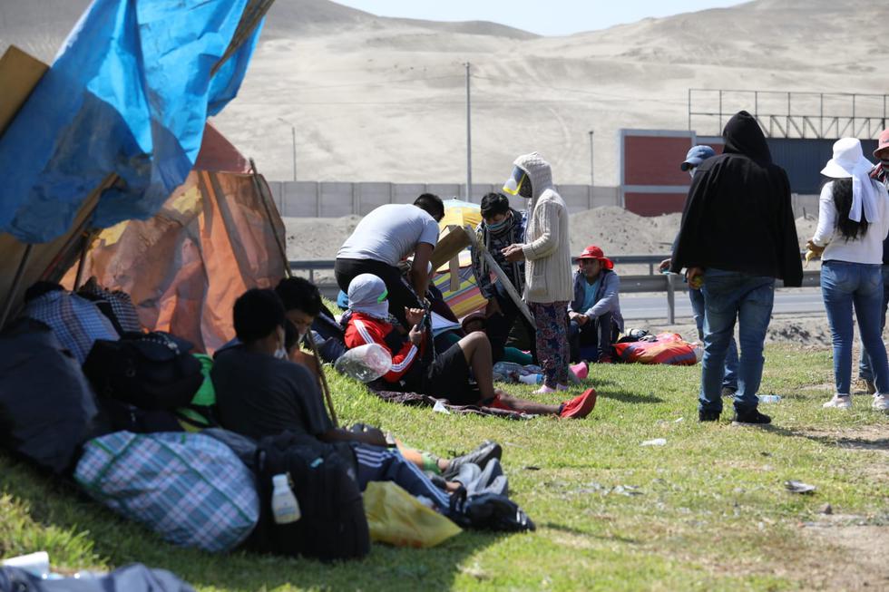 Cusco: decena de pobladores caminan por la Panamericana Sur para llegar a la Ciudad Imperial. Foto: Britanie Arroyo / GEC