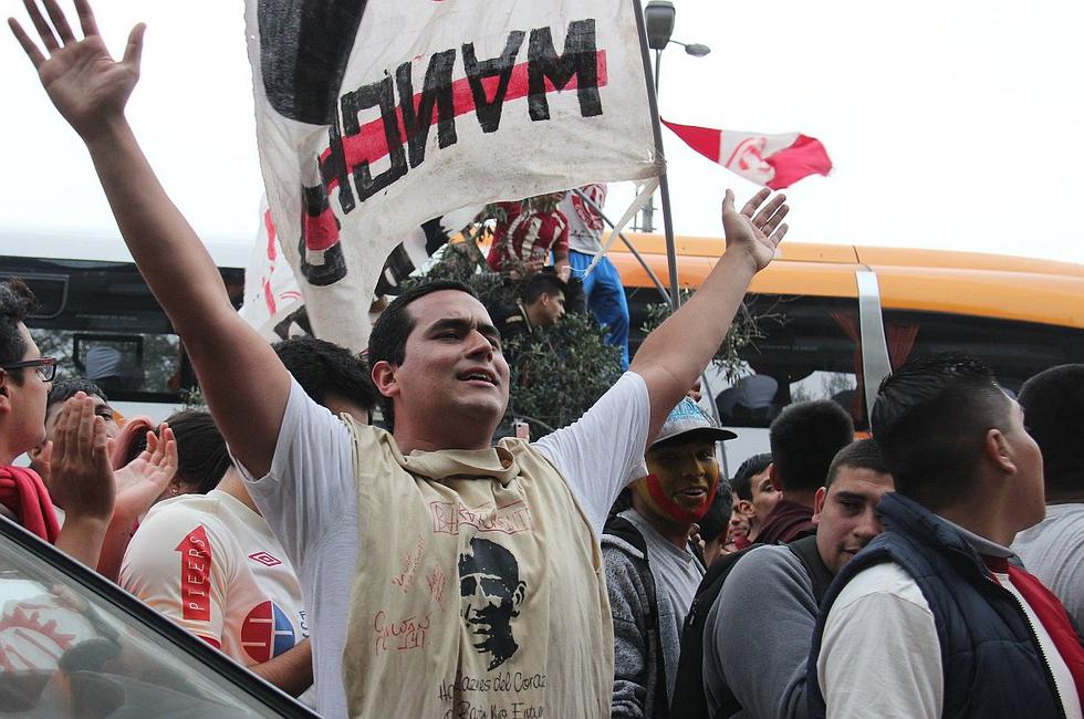 La emotiva salida de los jugadores de Universitario junto a sus hinchas