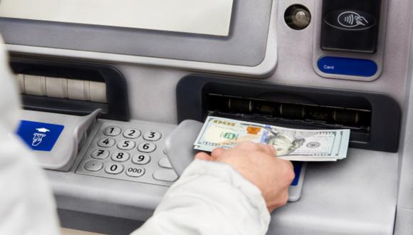 Una mujer en Estados Unidos descubrió que le habían depositado mil millones de dólares en su cuenta bancaria.