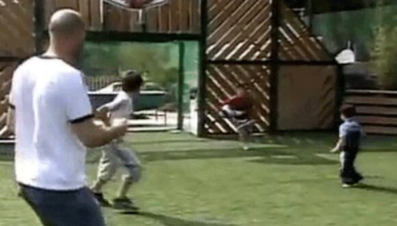 ¡Qué feo! Zidane se cae de cara jugando fulbito con unos niños 