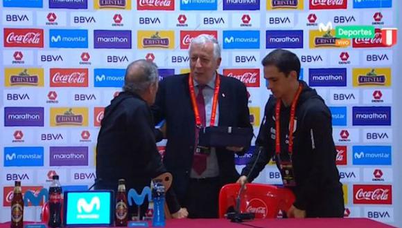 Perú vs, Uruguay | FPF homenajeó con regalo a Óscar Tabárez por sus 200 partidos como DT charrúa | VIDEO