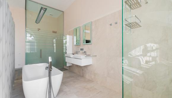 El baño siempre debe lucir impecable; sin embargo, la humedad condensada hace que el moho se apodere de las paredes o techo. (Foto: Max Vakhtbovych / Pexels)