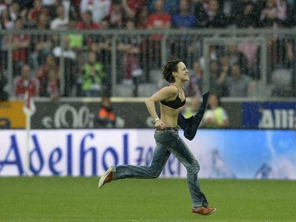Mujer ingresó semidesnuda al Bayern Munich vs. Friburgo [FOTOS]