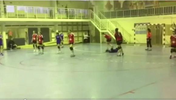 Brutal: jugadora de handball pisa cabeza a rival [VIDEO]