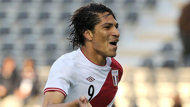 Paolo Guerrero fue a alentar a Jefferson Farfán en la final de la Copa Alemana 2011. (Foto: AFP)