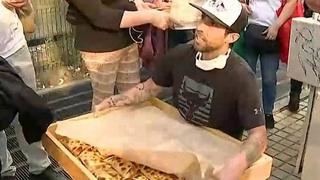 ​Protestas en Chile: 'Mago' Valdivia regaló empanadas en la cola del metro | VIDEO