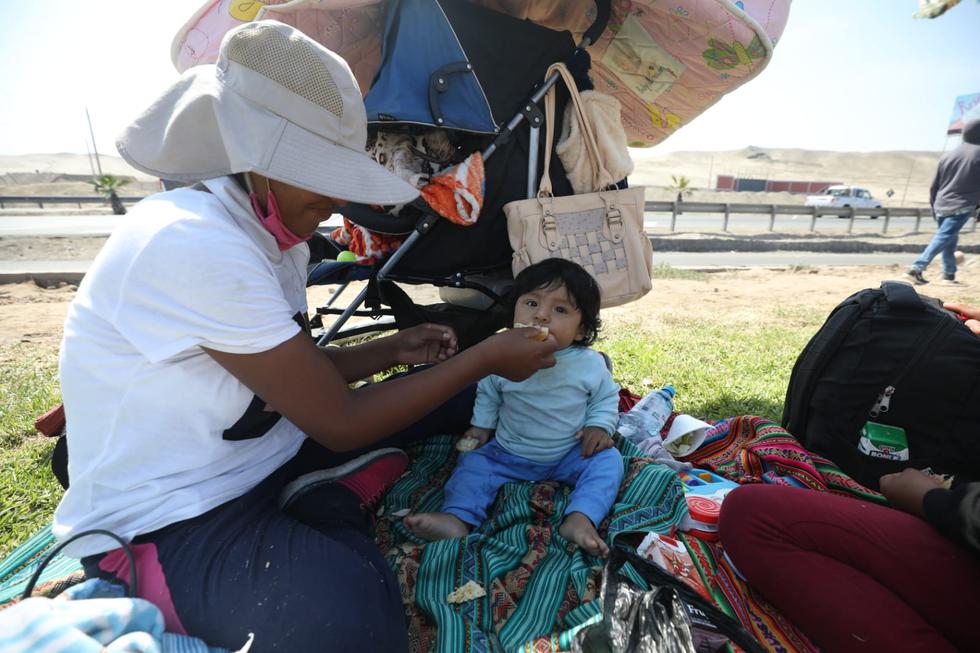Cusco: decena de pobladores caminan por la Panamericana Sur para llegar a la Ciudad Imperial. Foto: Britanie Arroyo / GEC
