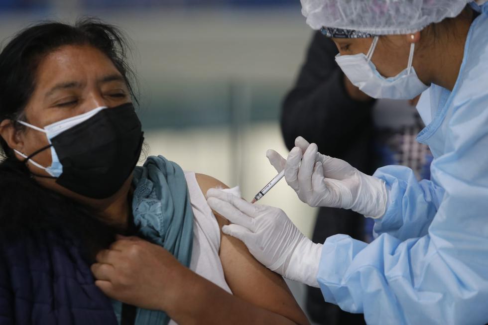 A pie, en carro, en motos, solos, acompañados, así van llegando los adultos de 45 años a los 22 centros de vacunación ubicados en Lima y Callao para ser inmunizados contra la COVID-19 en la segunda vacunatón. (Foto:Violeta Ayasta)