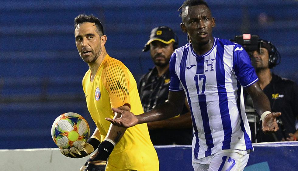 Claudio Bravo volvió en octubre a la selección chilena tras varios meses de ausencia por lesión. (Foto: AFP)