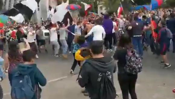 El histórico junte entre barristas de Colo Colo y U de Chile en medio de las protestas contra Piñera [VIDEO]