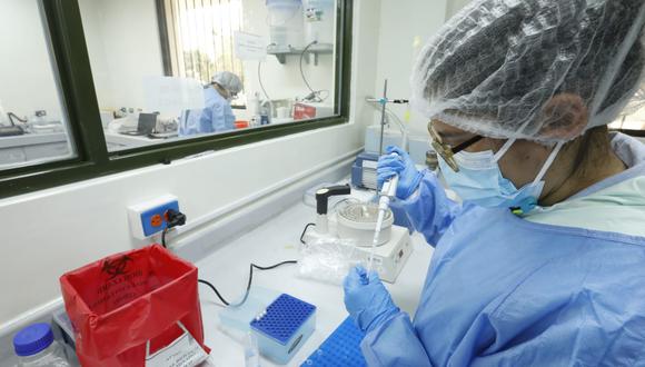 Los laboratorios de biología molecular especializados son necesarios para identificar al virus y estudiar sus características, contribuyendo así al control de la pandemia. (Foto: Minsa)
