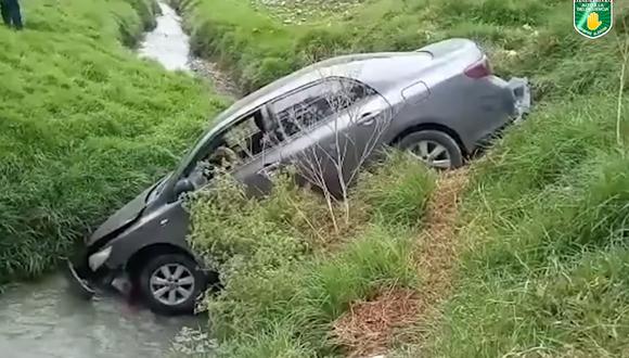 Auto quedó varado en el pequeño caudal del río Chilca. (Foto: captura | Serenazgo Huancayo)