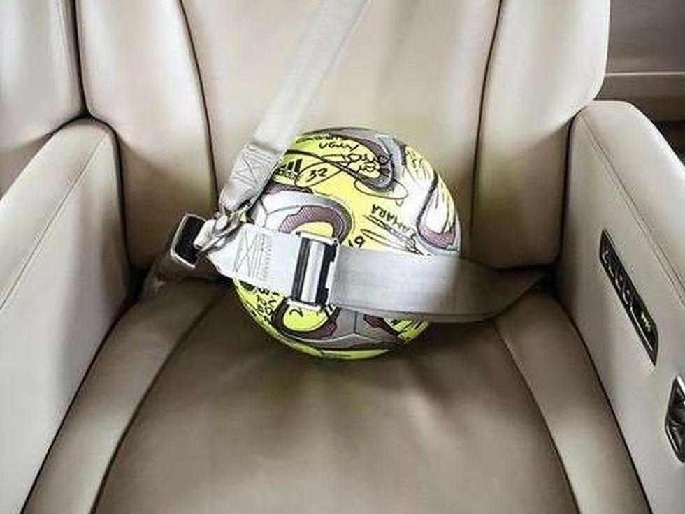 Zlatan Ibrahimovic se roba pelota de su último 'hattrick' [FOTO]