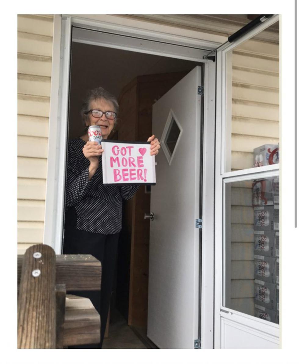 Coronavirus Estados Unidos | Abuela de 93 años pide más cerveza para ‘pasar bien’ la cuarentena [FOTOS]