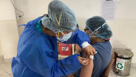 Perú empezó a vacunar contra el coronavirus a sus primeros médicos. (Foto: Hospital Loayza)
