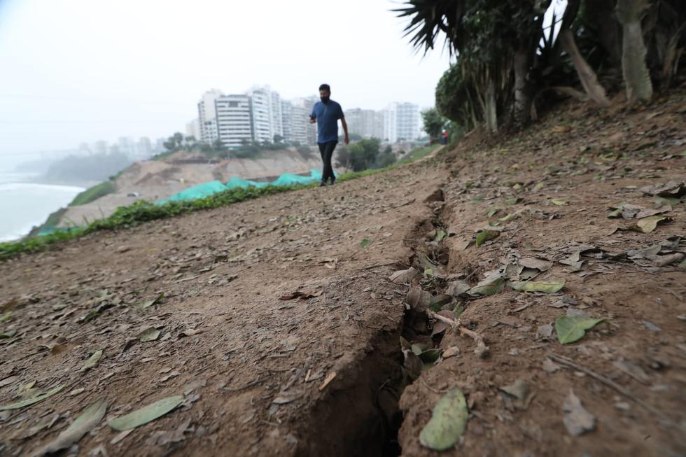 Una grieta se produjo en el acantilado de Barranco, en la zona del Malecón Paul Harris, tras el temblor de magnitud 6.0 que se registró anoche a las 21:54 horas y que tuvo como epicentro el distrito de Mala, en la provincia de Cañete, en Lima. (Foto: Lino Chipana / GEC)