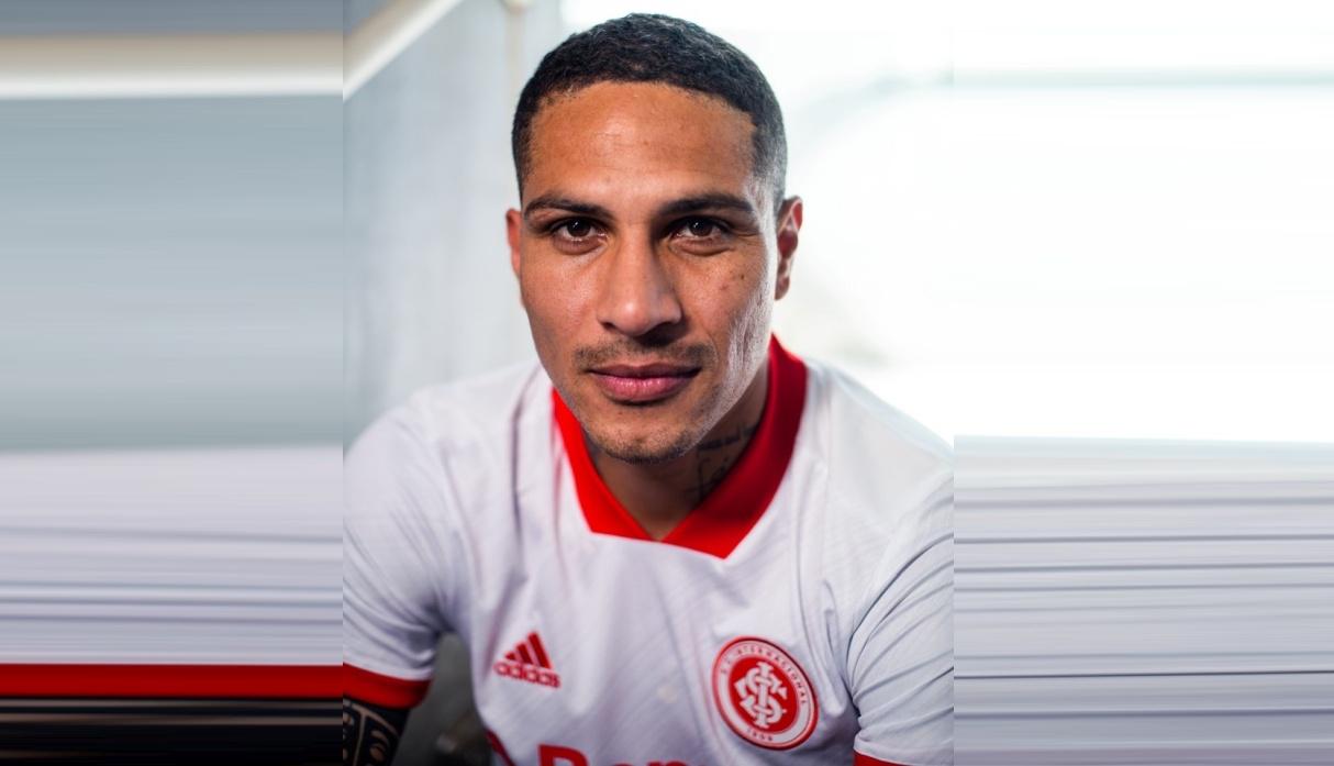Paolo GUerrero fue el encargado de mostrar el 'manto' alternativo. (Foto: SC INternacional)