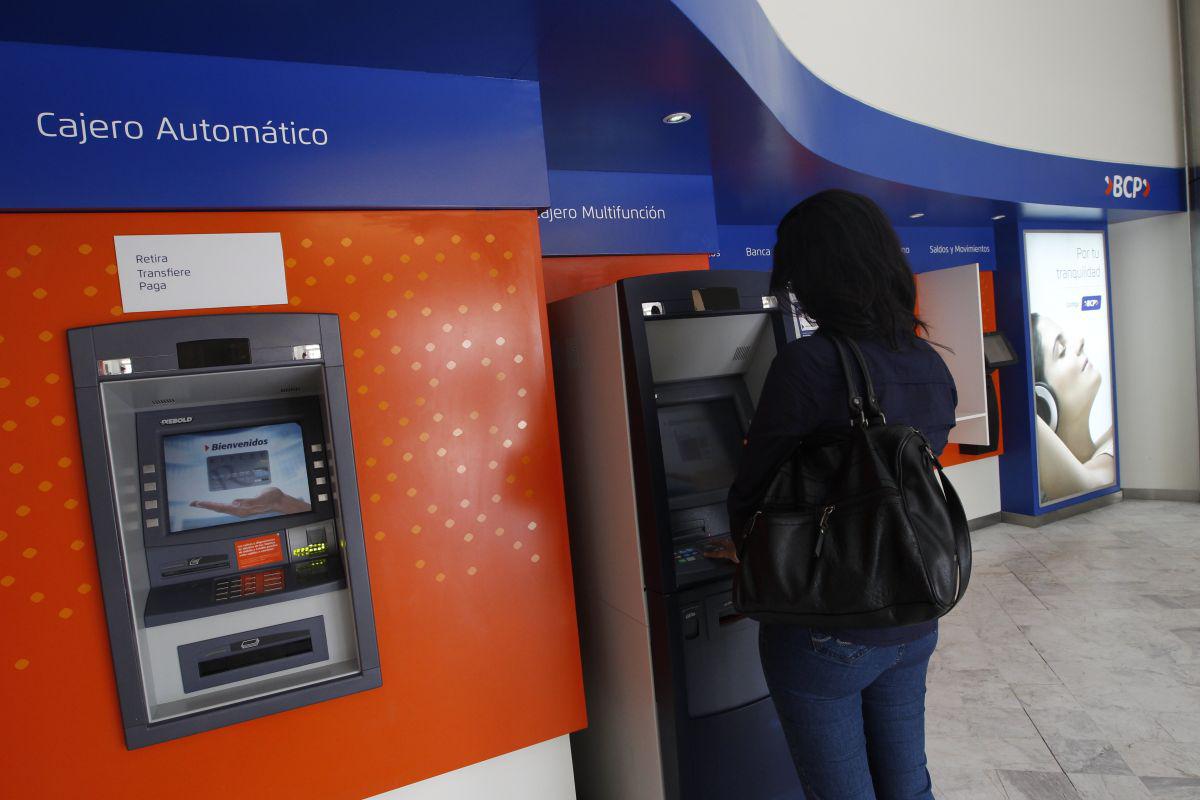 Clientes del Banco de la Nación podrán retirar bono de 380 soles en cajeros automáticos de cualquier entidad financiera. (GEC)
