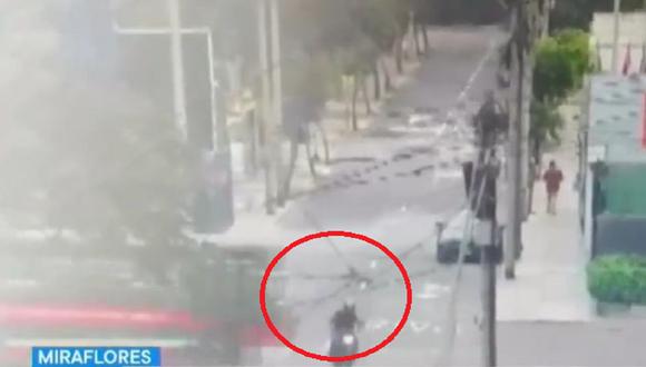 Violento accidente fue registrado por cámaras de seguridad en Miraflores.(Captura: TV Perú)