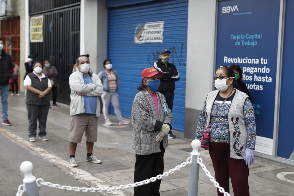 Así lucen las colas en los bancos para cobrar el Bono Familiar Universal: Foto: César Campos / GEC