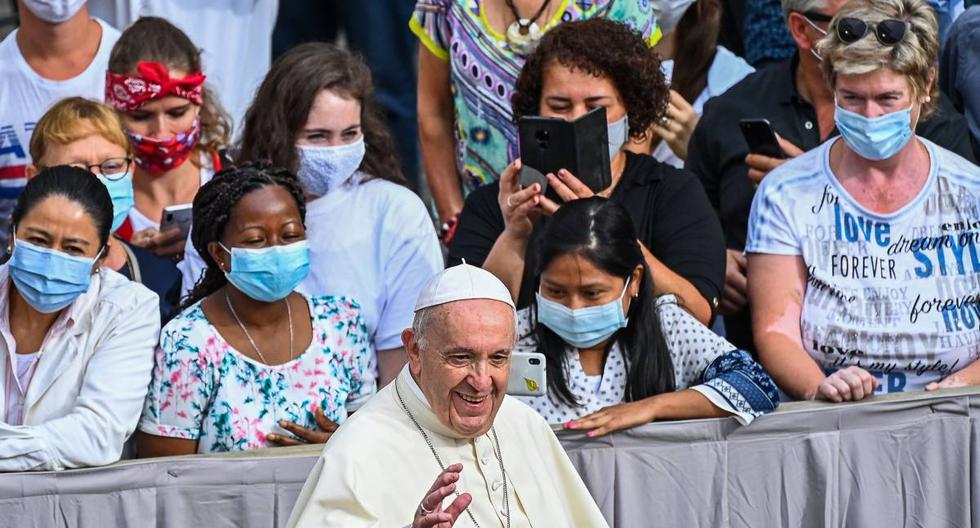 El Papa Francisco saluda a los asistentes cuando llega al patio de San Dámaso en el Vaticano, el 2 de setiembre de 2020. (AFP / Vincenzo PINTO).