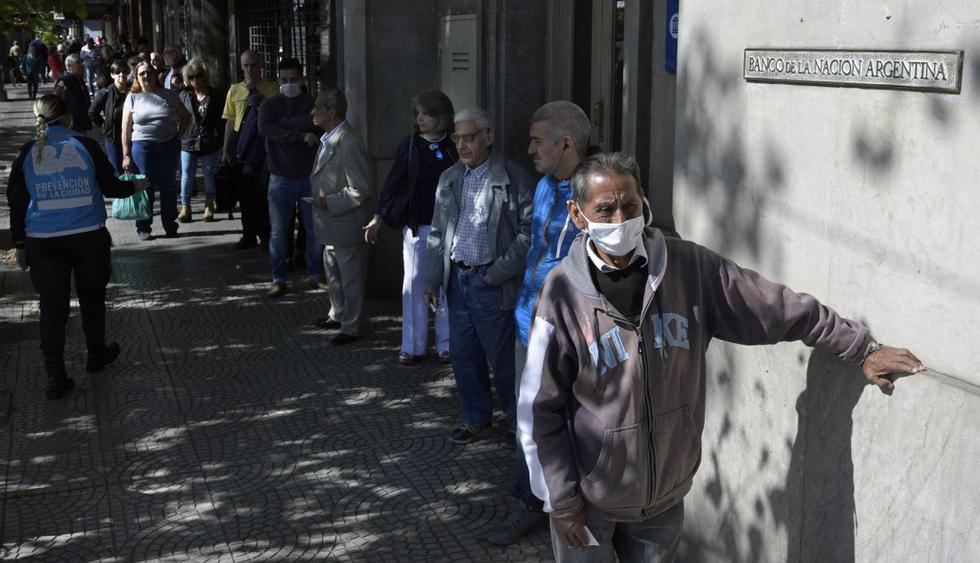 Pensioners queue outside a bank during the novel coronavirus (COVID-19) outbreak in Buenos Aires on April 3, 2020. - Mandatory containment measures have been put in place in many Latin America countries, with strict lockdowns in place in Argentina, Colombia, Peru, Chile, El Salvador and Panama. (Photo by JUAN MABROMATA / AFP)