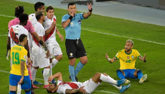 El árbitro chileno fue criticado por los jugadores tras el Perú vs. Brasil. Algunos futbolistas indicaron que fueron insultados por el juez durante el encuentro. | AFP / Douglas Magno