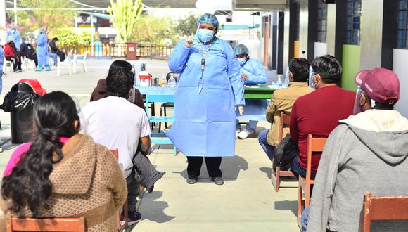 Trabajadora de salud de Tacna brinda charla de orientación sobre la vacunación contra el COVID-19. (Foto: Diresa Tacna)
