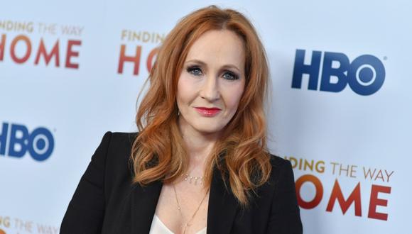 J. K. Rowling se convirtió en blanco de duras críticas por comentario en Twitter. (Foto: AFP)
