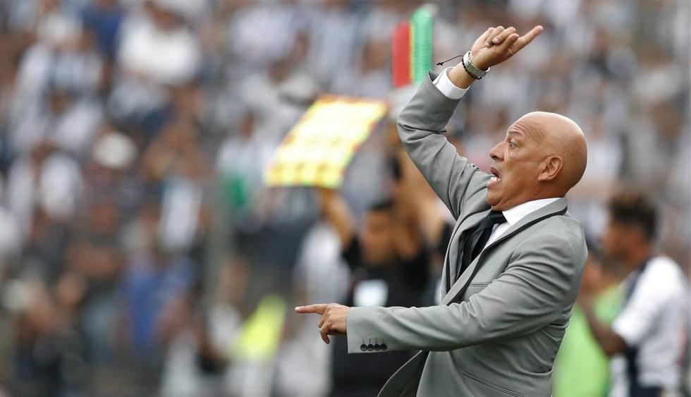 AME6349. LIMA (PERÚ), 15/12/2019.- Roberto Mosquera, entrenador del Binacional de la ciudad de Juliaca, en la final de la liga nacional peruana contra Alianza Lima, hoy en el estadio Alejandro Villanueva en Lima (Perú). EFE/Paolo Aguilar