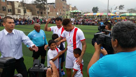 Paolo Guerrero dio sorpresa a niños en San Juan de Lurigancho
