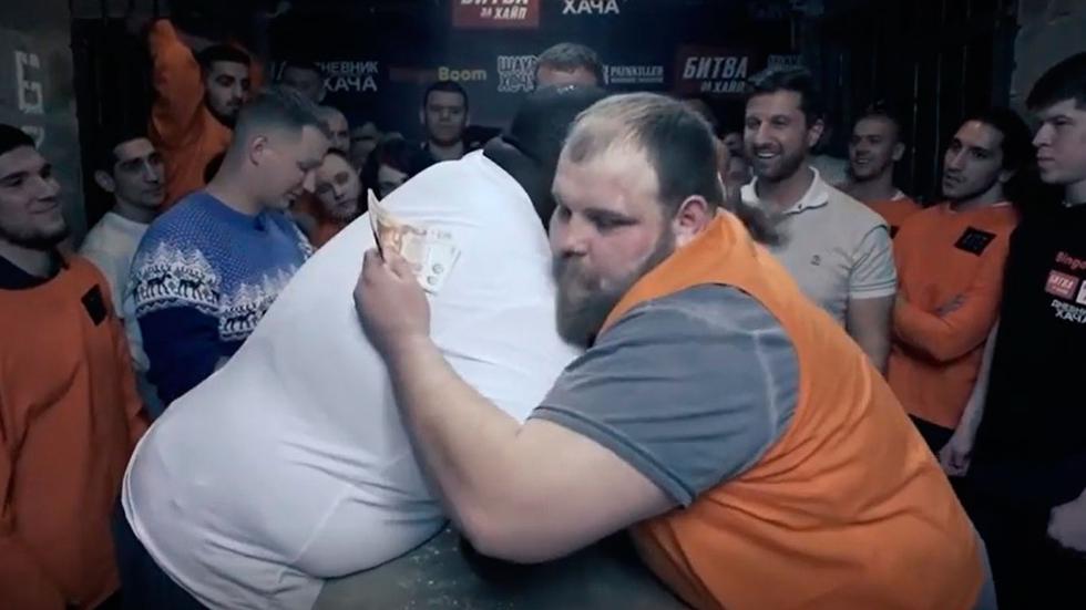 Vasily Kamotsky, campeón mundial de cachetazos, tuvo duro rival en el brasileño Black Papa en una cárcel de Rusia (Captura: Youtube)