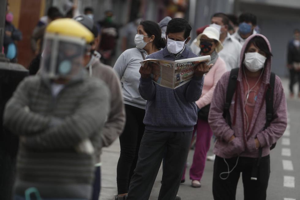 Así lucen las colas en los bancos para cobrar el Bono Familiar Universal: Foto: César Campos / GEC