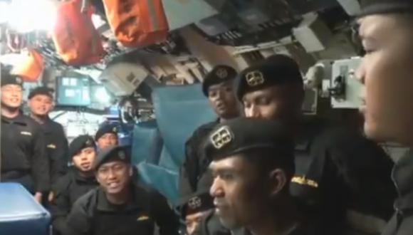 El vídeo fue grabado con un teléfono en el interior del submarino KRI-Nanggala-402 antes de que desapareciera en las aguas al norte de la isla indonesia de Bali el pasado miércoles.